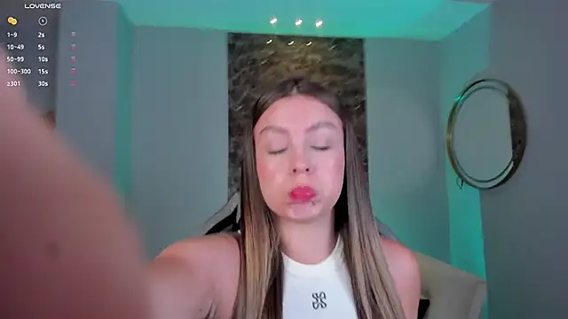 Snapshot of EllaClark chatting on 01/14/25, 02:19 EllaClark online show from 01/14/25, 02:19