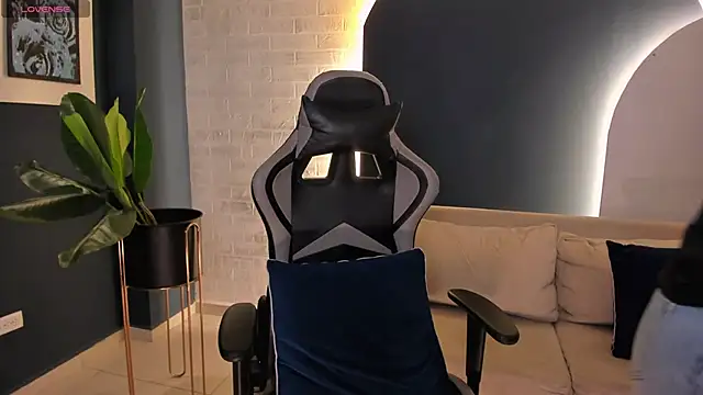 Snapshot of EllaClark chatting on 01/19/25, 11:34 EllaClark online show from 01/19/25, 11:34