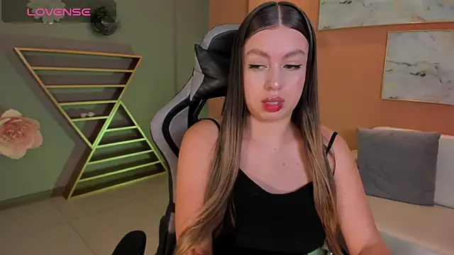 Snapshot of EllaClark chatting on 02/07/25, 07:06 EllaClark online show from 02/07/25, 07:06