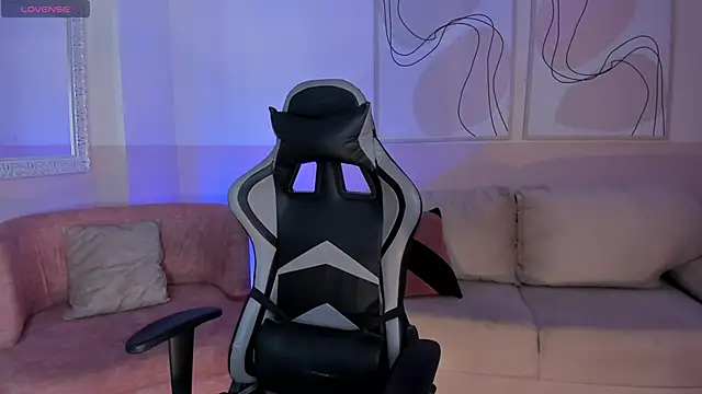 Snapshot of EllaClark chatting on 02/20/25, 11:31 EllaClark online show from 02/20/25, 11:31