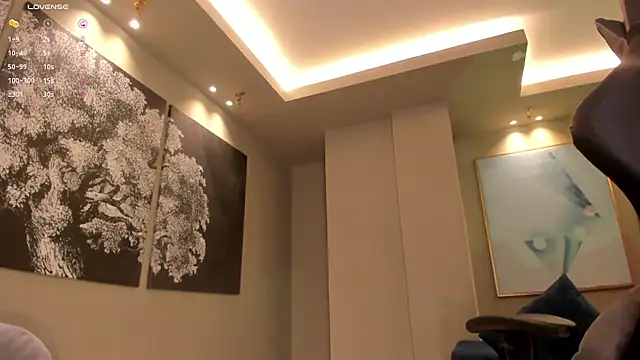 Snapshot of EllaClark chatting on 03/17/25, 10:17 EllaClark online show from 03/17/25, 10:17