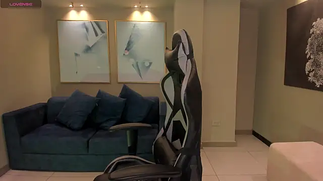 Snapshot of EllaClark chatting on 03/18/25, 06:26 EllaClark online show from 03/18/25, 06:26