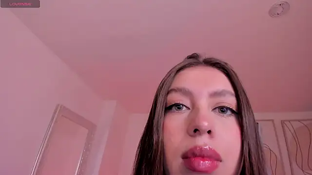 Snapshot of EllaClark chatting on 09/11/25, 07:03 EllaClark online show from 09/11/25, 07:03