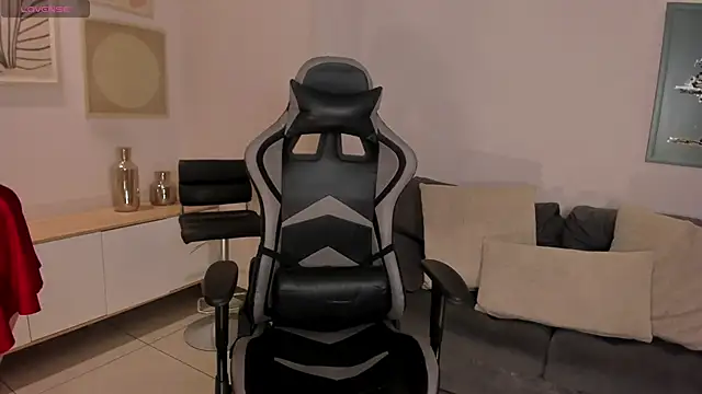 Snapshot of EllaClark chatting on 10/14/25, 05:36 EllaClark online show from 10/14/25, 05:36