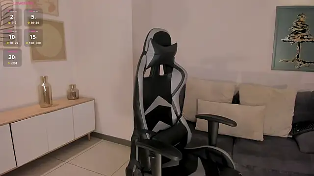 Snapshot of EllaClark chatting on 10/18/25, 04:30 EllaClark online show from 10/18/25, 04:30