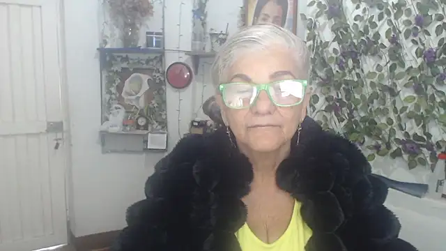 Snapshot of FunnyGrandma chatting on 03/27/26, 10:42 FunnyGrandma online show from 03/27/26, 10:42