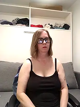 Snapshot of SweetandNaughty1 chatting on 06/11/26, 04:10 SweetandNaughty1 online show from 06/11/26, 04:10