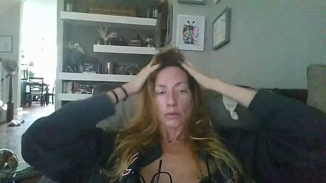 Snapshot of Rhodesxox chatting on 10/08/25, 06:38 Rhodesxox online show from 10/08/25, 06:38