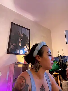 Snapshot of EmmyEvans1 chatting on 01/13/26, 01:27 EmmyEvans1 online show from 01/13/26, 01:27