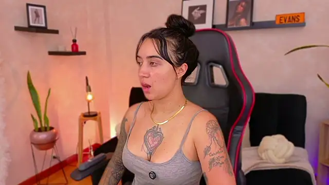 Snapshot of EmmyEvans1 chatting on 02/12/26, 05:30 EmmyEvans1 online show from 02/12/26, 05:30