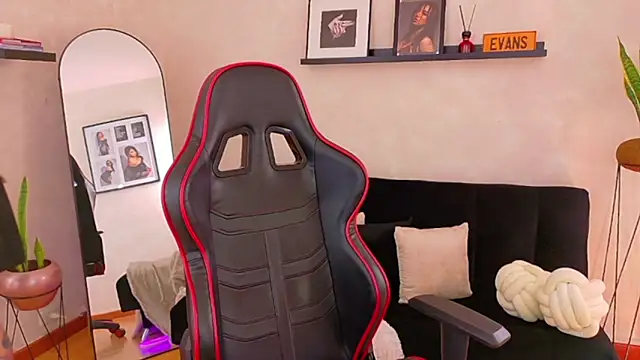 Snapshot of EmmyEvans1 chatting on 02/26/26, 07:24 EmmyEvans1 online show from 02/26/26, 07:24