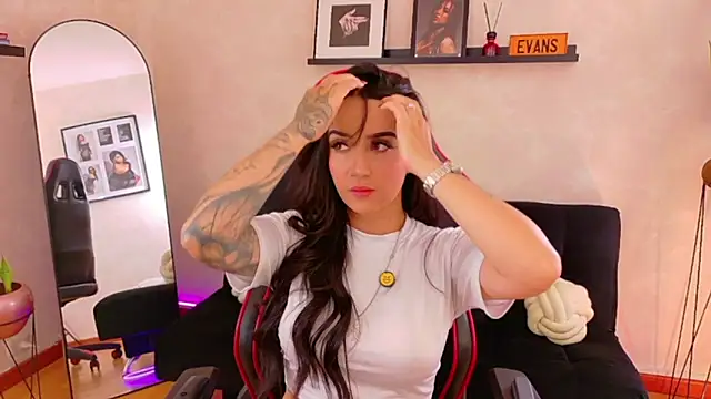 Snapshot of EmmyEvans1 chatting on 03/02/26, 07:32 EmmyEvans1 online show from 03/02/26, 07:32