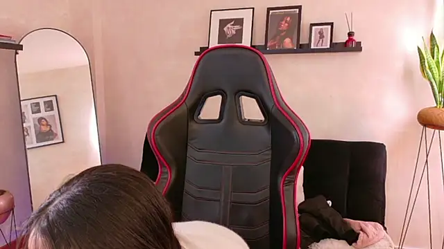 Snapshot of EmmyEvans1 chatting on 03/05/26, 07:32 EmmyEvans1 online show from 03/05/26, 07:32