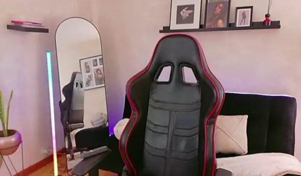 Snapshot of EmmyEvans1 chatting on 03/30/26, 07:37 EmmyEvans1 online show from 03/30/26, 07:37