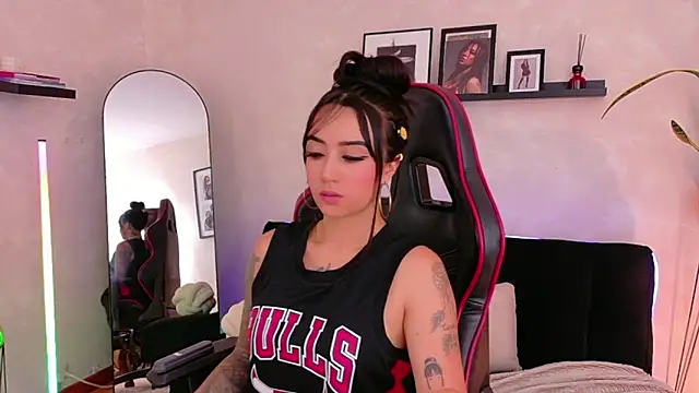 Snapshot of EmmyEvans1 chatting on 04/03/26, 07:34 EmmyEvans1 online show from 04/03/26, 07:34