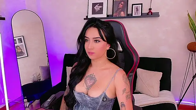 Snapshot of EmmyEvans1 chatting on 04/07/26, 07:36 EmmyEvans1 online show from 04/07/26, 07:36