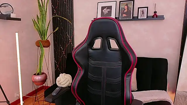 Snapshot of EmmyEvans1 chatting on 04/13/26, 07:41 EmmyEvans1 online show from 04/13/26, 07:41