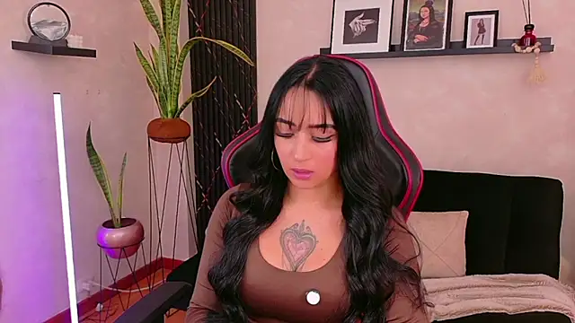 Snapshot of EmmyEvans1 chatting on 04/16/26, 07:36 EmmyEvans1 online show from 04/16/26, 07:36