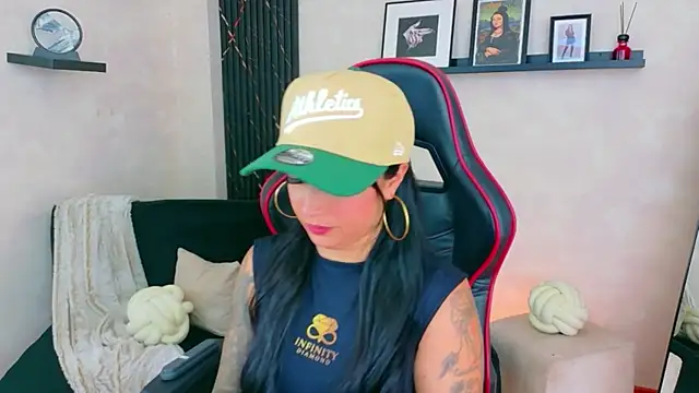 EmmyEvans1 online show from 05/26/26, 07:43