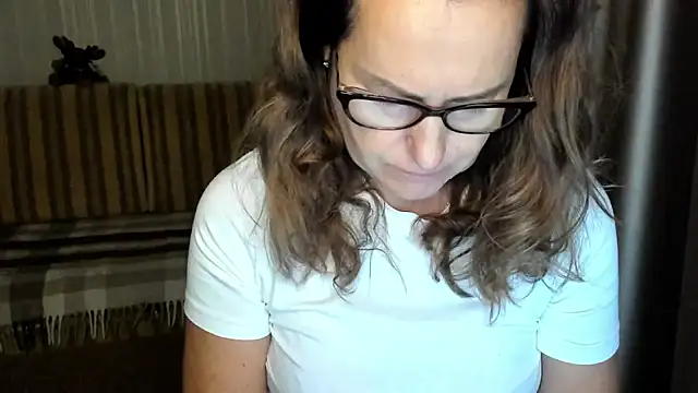 lauraoven online show from 10/28/25, 02:09