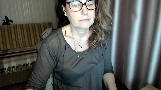 Snapshot of lauraoven chatting on 12/18/25, 07:47 lauraoven online show from 12/18/25, 07:47