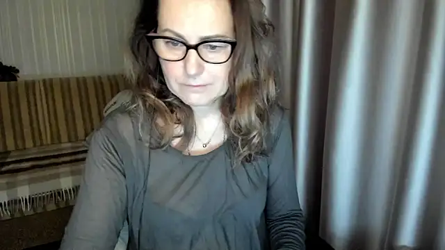 Snapshot of lauraoven chatting on 12/19/25, 08:10 lauraoven online show from 12/19/25, 08:10