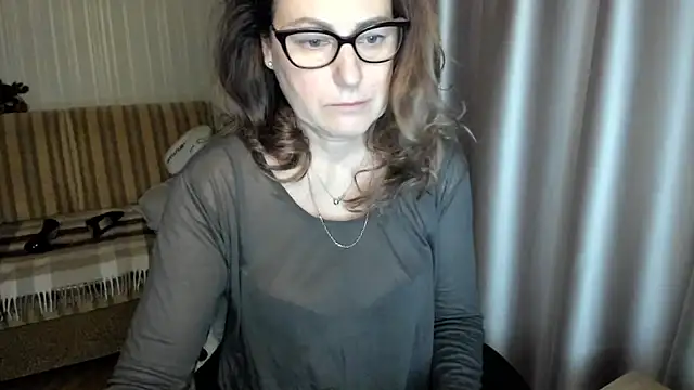 Snapshot of lauraoven chatting on 12/20/25, 08:54 lauraoven online show from 12/20/25, 08:54