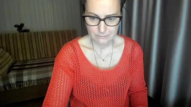 Snapshot of lauraoven chatting on 12/23/25, 07:28 lauraoven online show from 12/23/25, 07:28