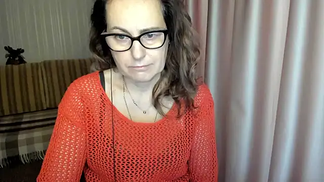 Snapshot of lauraoven chatting on 01/08/26, 09:00 lauraoven online show from 01/08/26, 09:00