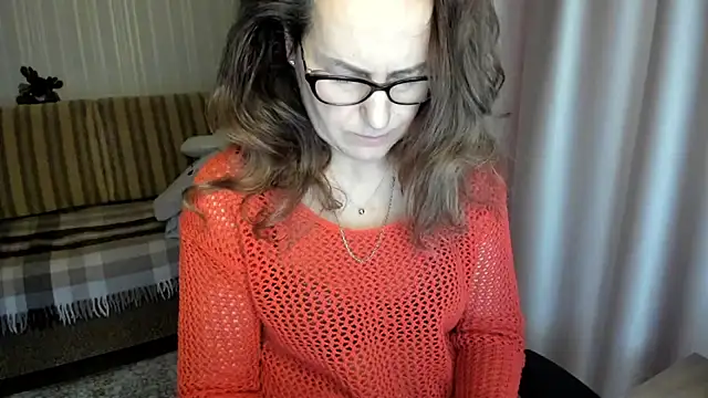 Snapshot of lauraoven chatting on 01/15/26, 10:42 lauraoven online show from 01/15/26, 10:42