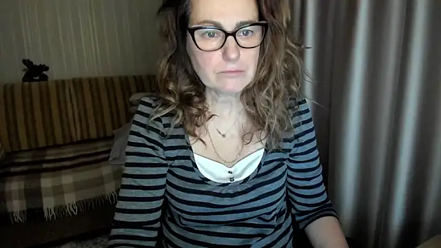 Snapshot of lauraoven chatting on 01/18/26, 01:15 lauraoven online show from 01/18/26, 01:15