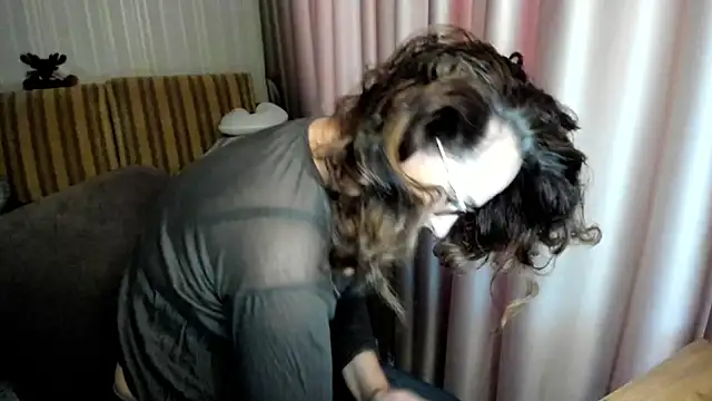 Snapshot of lauraoven chatting on 02/01/26, 01:09 lauraoven online show from 02/01/26, 01:09