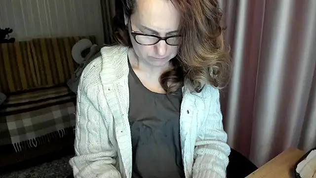 Snapshot of lauraoven chatting on 02/06/26, 01:36 lauraoven online show from 02/06/26, 01:36