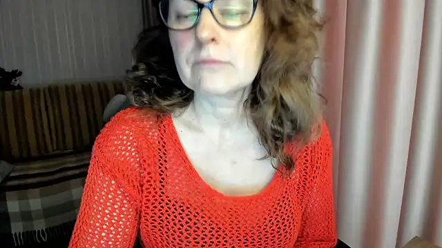 Snapshot of lauraoven chatting on 02/08/26, 10:40 lauraoven online show from 02/08/26, 10:40