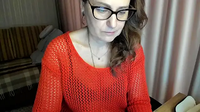 Snapshot of lauraoven chatting on 02/10/26, 07:56 lauraoven online show from 02/10/26, 07:56