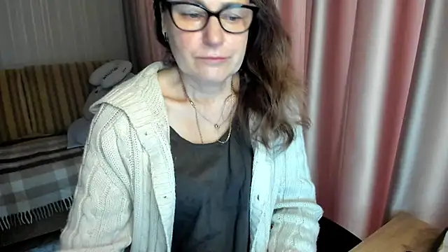 Snapshot of lauraoven chatting on 02/12/26, 07:47 lauraoven online show from 02/12/26, 07:47