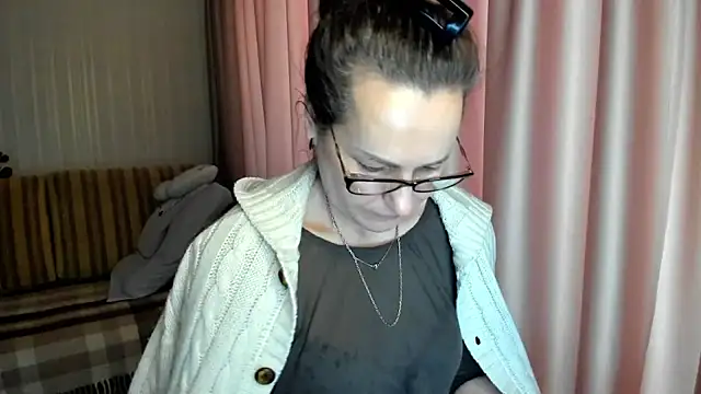 Snapshot of lauraoven chatting on 02/13/26, 07:26 lauraoven online show from 02/13/26, 07:26