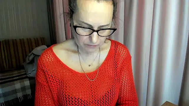 Snapshot of lauraoven chatting on 02/14/26, 08:44 lauraoven online show from 02/14/26, 08:44