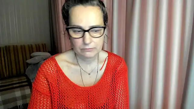 Snapshot of lauraoven chatting on 02/17/26, 08:55 lauraoven online show from 02/17/26, 08:55