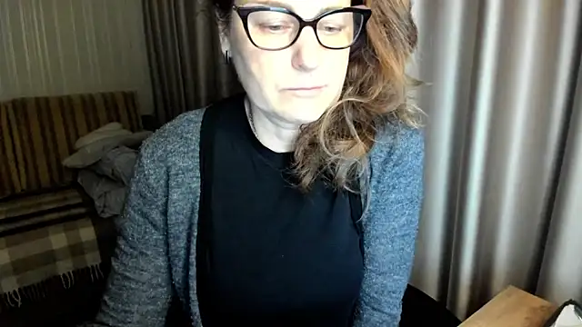 Snapshot of lauraoven chatting on 02/18/26, 05:42 lauraoven online show from 02/18/26, 05:42