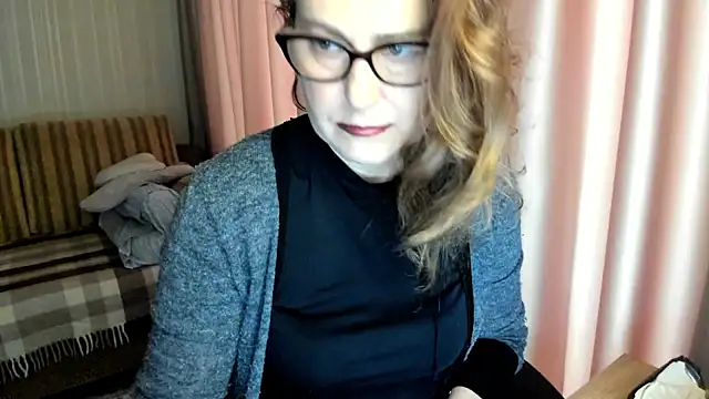 Snapshot of lauraoven chatting on 02/19/26, 07:48 lauraoven online show from 02/19/26, 07:48