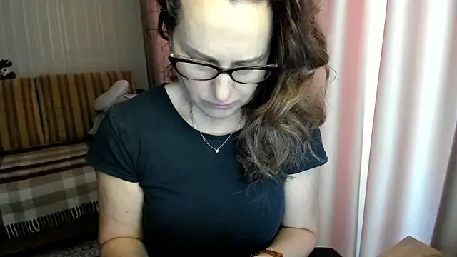 Snapshot of lauraoven chatting on 02/25/26, 10:03 lauraoven online show from 02/25/26, 10:03