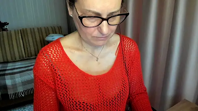 Snapshot of lauraoven chatting on 03/02/26, 06:58 lauraoven online show from 03/02/26, 06:58