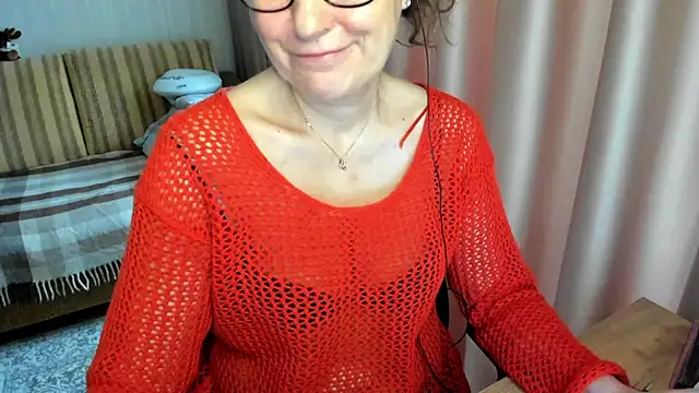 Snapshot of lauraoven chatting on 03/02/26, 07:15 lauraoven online show from 03/02/26, 07:15