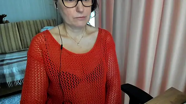 Snapshot of lauraoven chatting on 03/03/26, 07:14 lauraoven online show from 03/03/26, 07:14