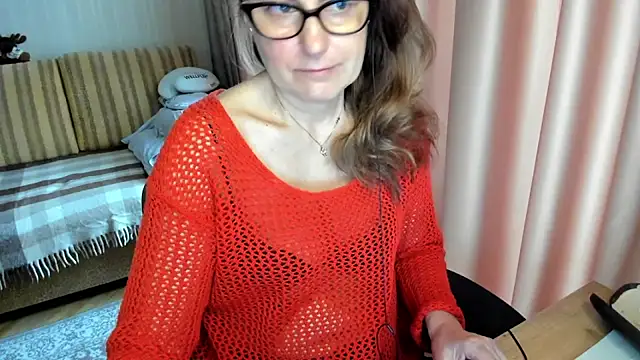 Snapshot of lauraoven chatting on 03/05/26, 07:26 lauraoven online show from 03/05/26, 07:26