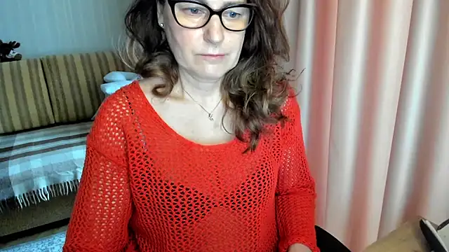 Snapshot of lauraoven chatting on 03/06/26, 07:38 lauraoven online show from 03/06/26, 07:38