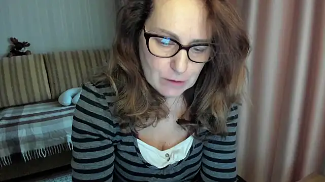 Snapshot of lauraoven chatting on 03/10/26, 02:44 lauraoven online show from 03/10/26, 02:44