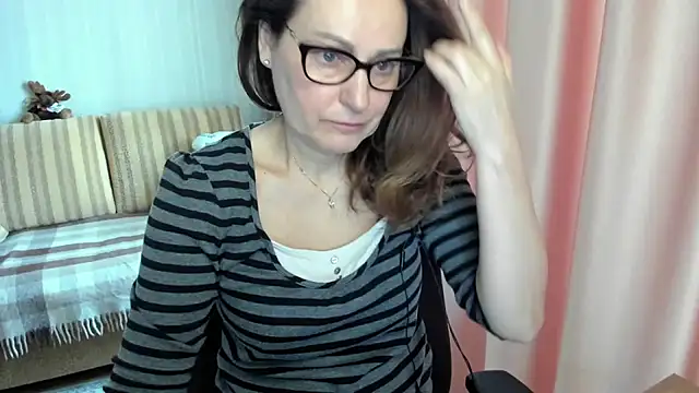 Snapshot of lauraoven chatting on 03/11/26, 07:25 lauraoven online show from 03/11/26, 07:25