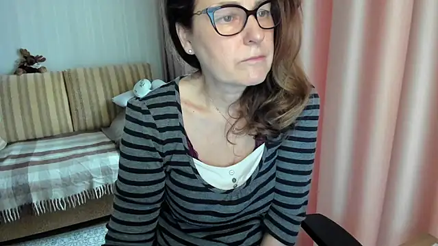 Snapshot of lauraoven chatting on 03/12/26, 07:03 lauraoven online show from 03/12/26, 07:03